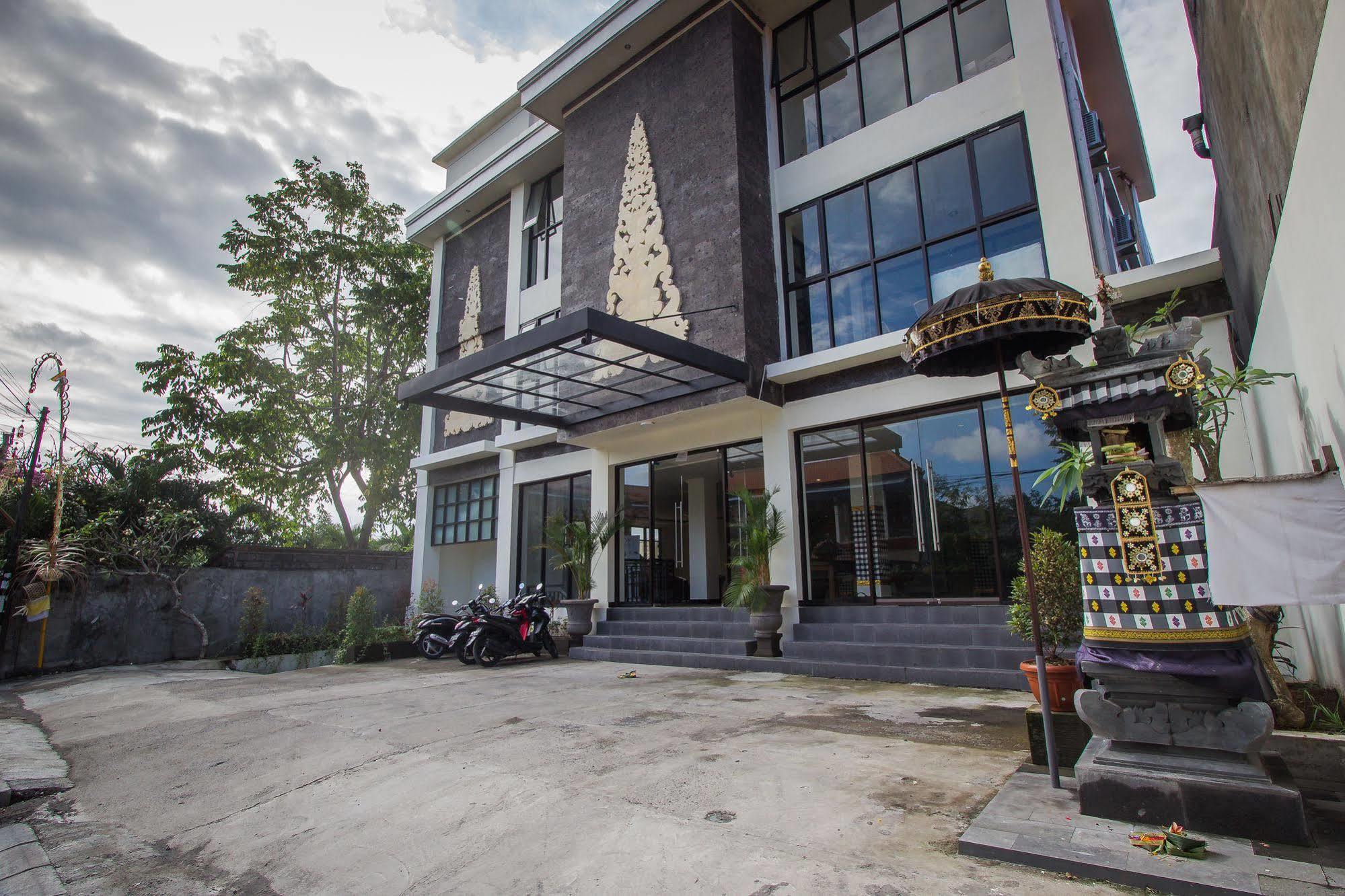 Ivanka Airport Inn Kuta Lombok Exteriör bild