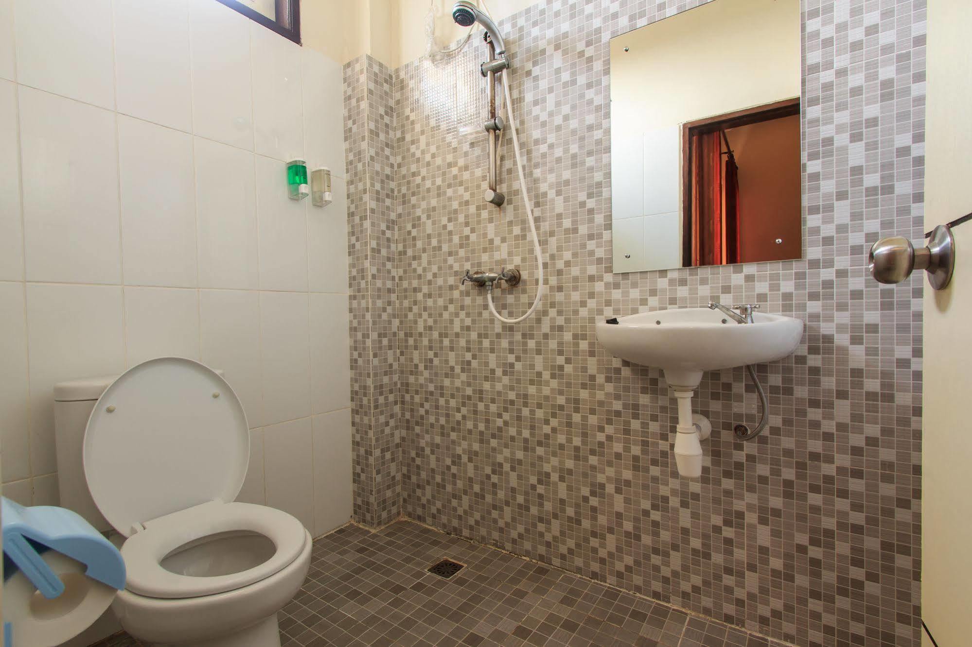 Ivanka Airport Inn Kuta Lombok Exteriör bild