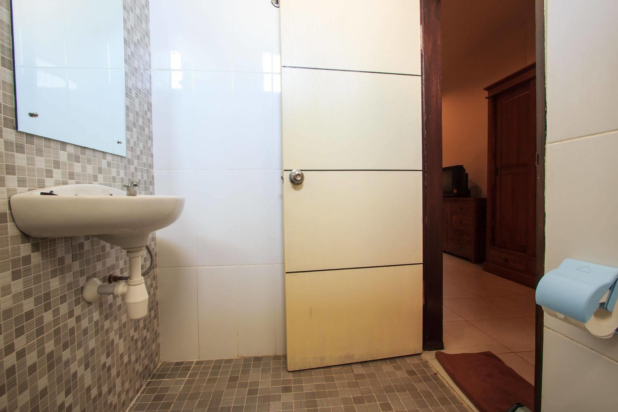 Ivanka Airport Inn Kuta Lombok Exteriör bild