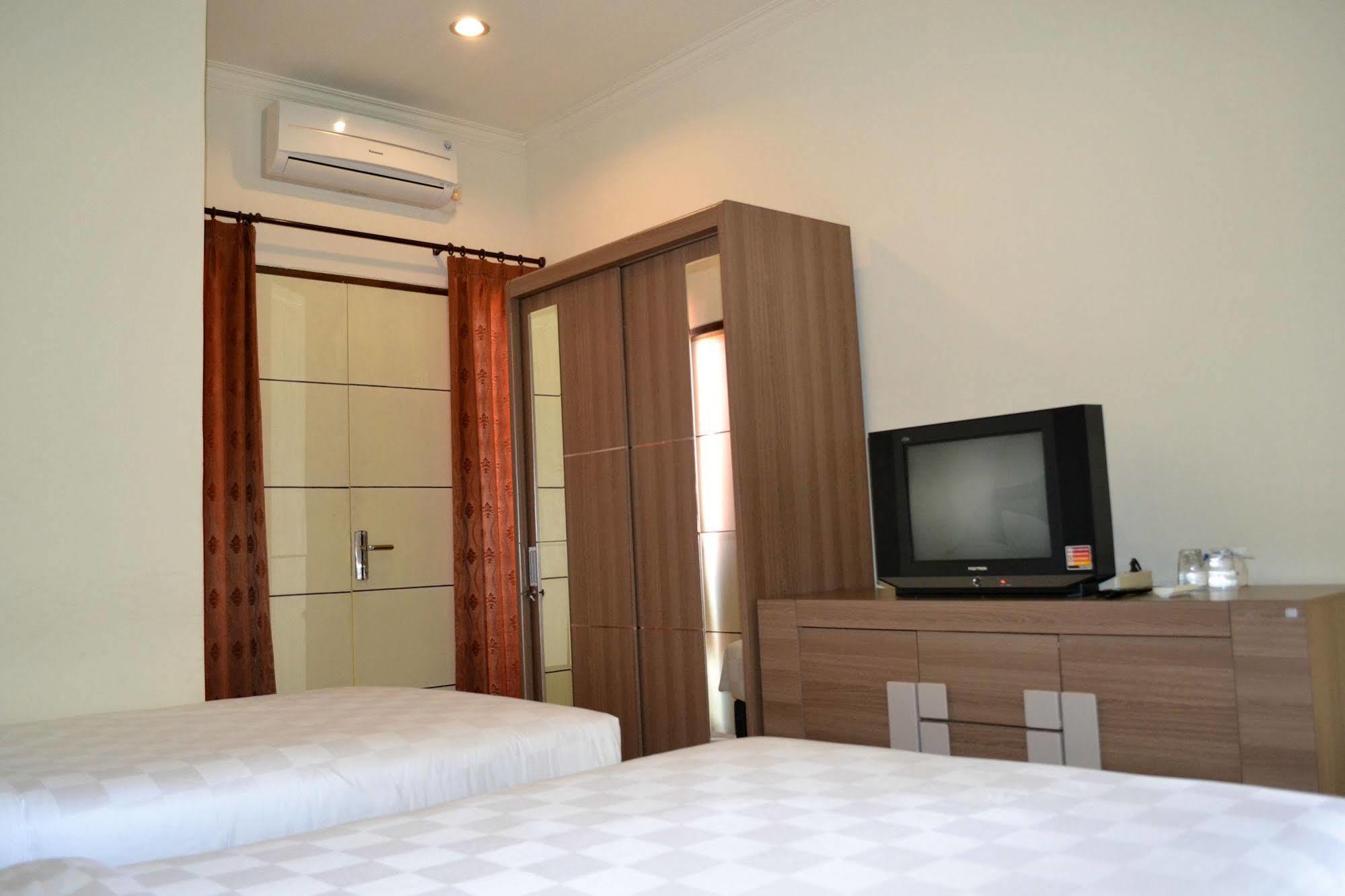 Ivanka Airport Inn Kuta Lombok Exteriör bild