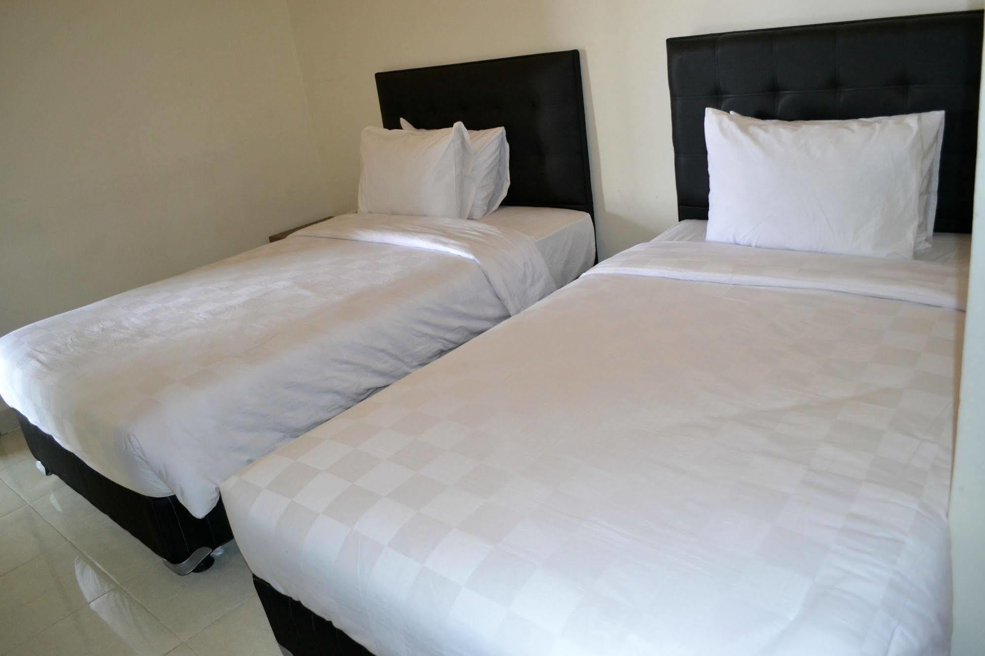 Ivanka Airport Inn Kuta Lombok Exteriör bild