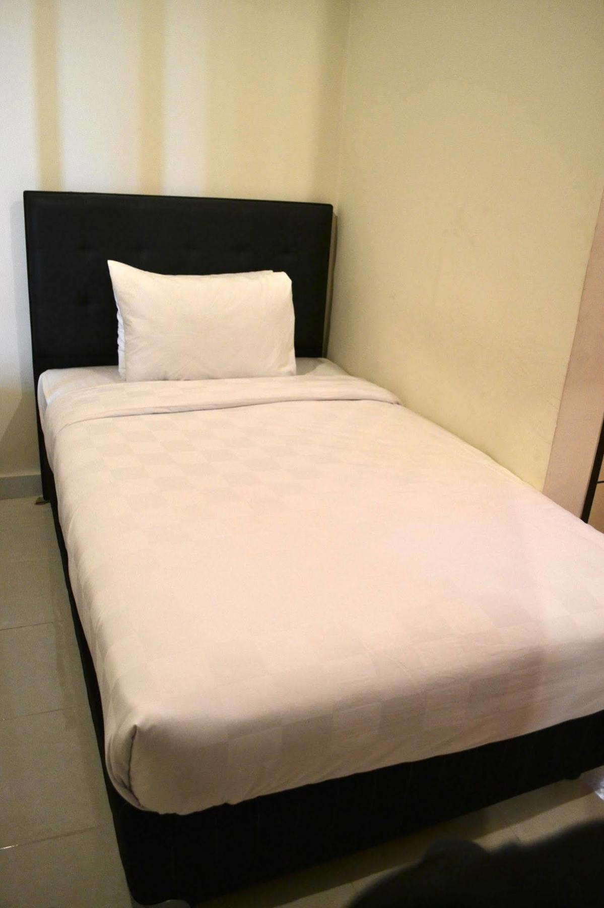Ivanka Airport Inn Kuta Lombok Exteriör bild