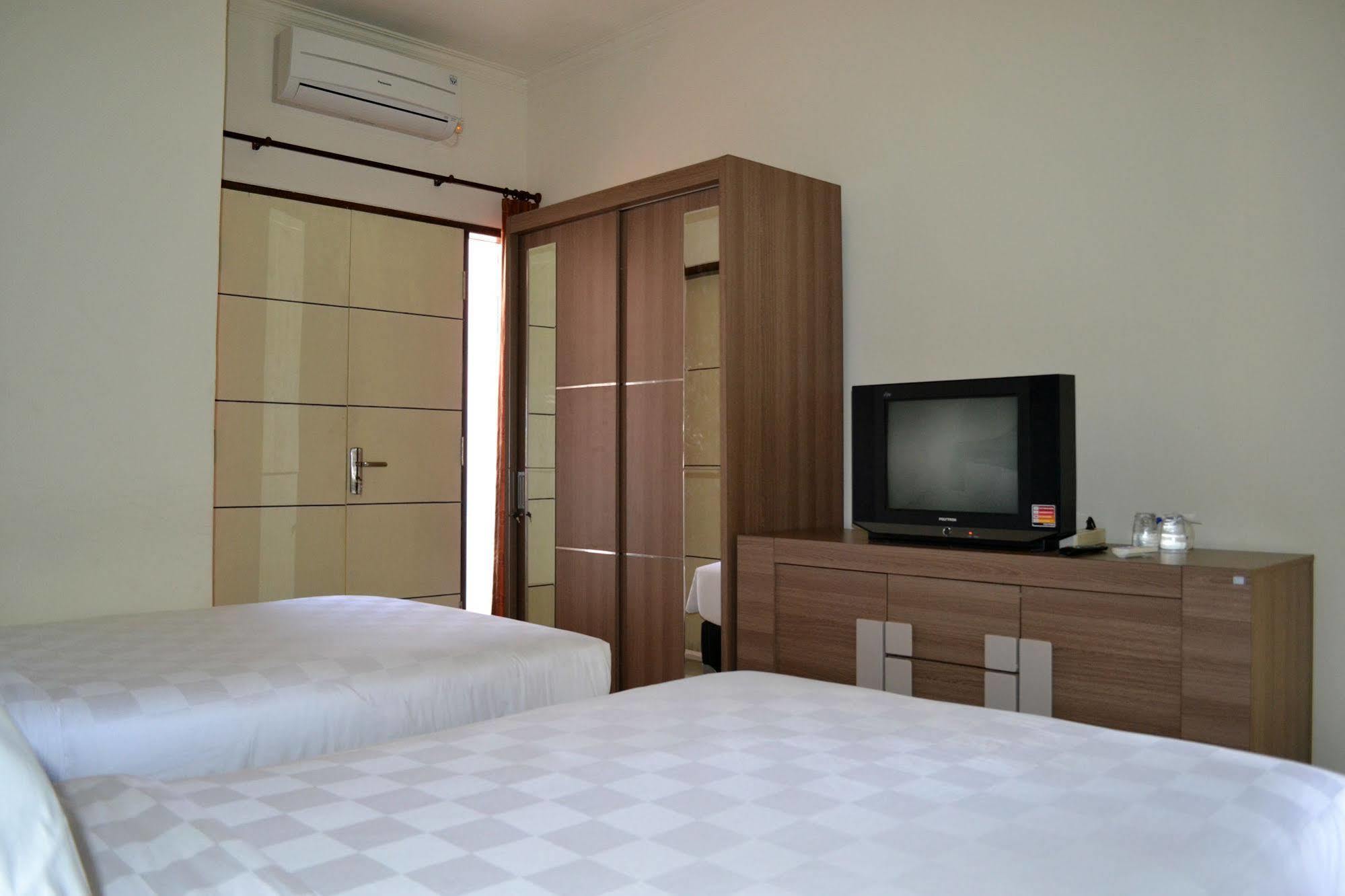 Ivanka Airport Inn Kuta Lombok Exteriör bild
