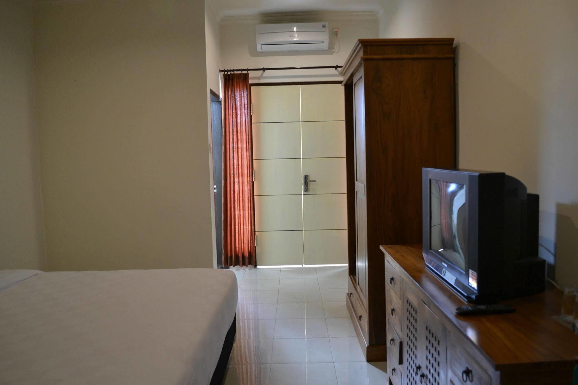 Ivanka Airport Inn Kuta Lombok Exteriör bild