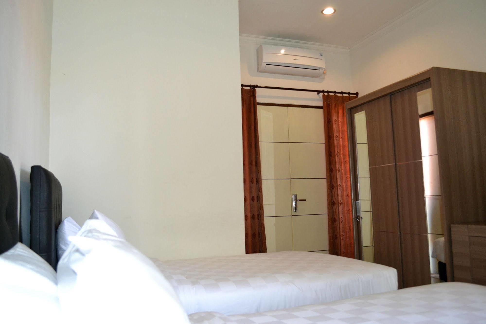 Ivanka Airport Inn Kuta Lombok Exteriör bild