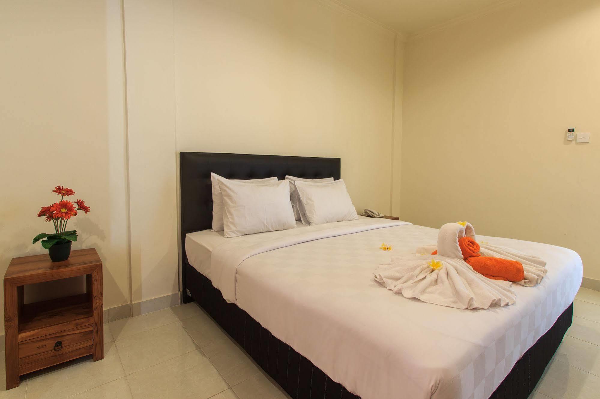 Ivanka Airport Inn Kuta Lombok Exteriör bild