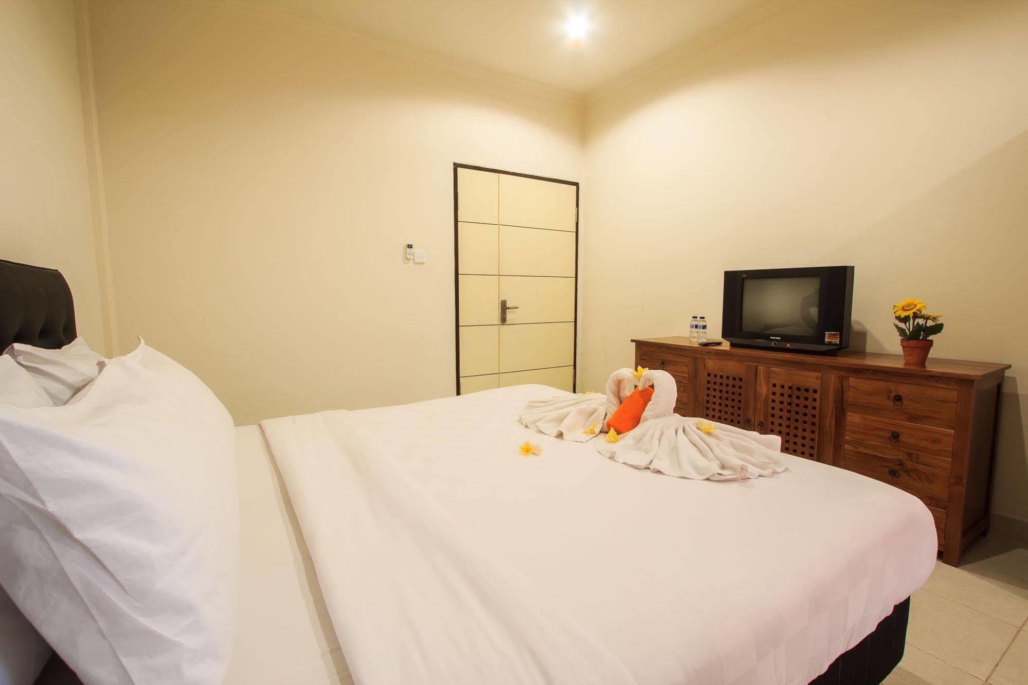 Ivanka Airport Inn Kuta Lombok Exteriör bild