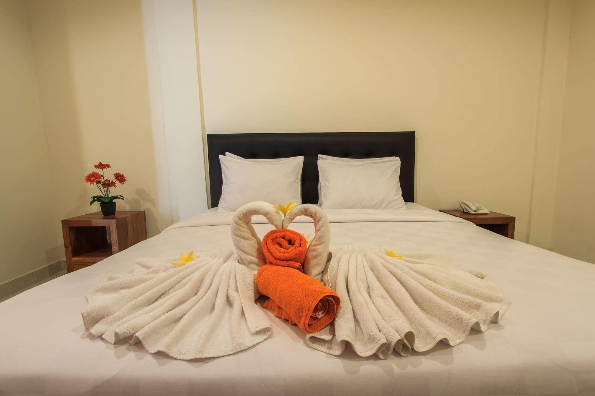 Ivanka Airport Inn Kuta Lombok Exteriör bild